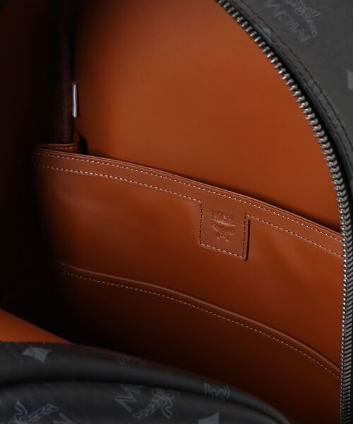 MCM（エムシーエム）の「MCM/エムシーエム/Stark Studs Backpack MED（バックパック/リュック・レディース・キャメル/ブラック・M）」の17枚目の写真