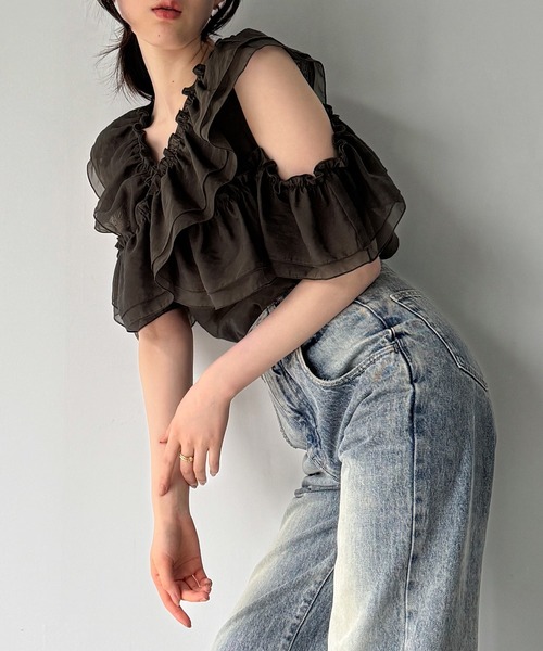 junoah(ジュノア)の「2wayツインフリルシアーブラウス(シャツ/ブラウス・レディース・ブラック/ブラウン系その他/ホワイト・MEDIUM/SMALL/LARGE)」の1枚目の写真