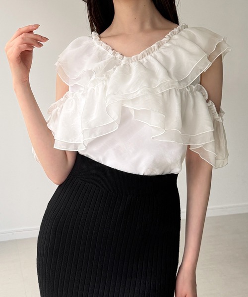 junoah(ジュノア)の「2wayツインフリルシアーブラウス(シャツ/ブラウス・レディース・ブラック/ブラウン系その他/ホワイト・MEDIUM/SMALL/LARGE)」の4枚目の写真
