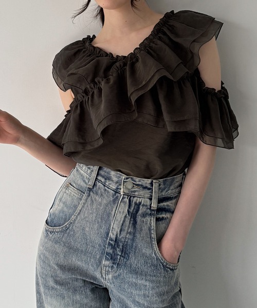 junoah(ジュノア)の「2wayツインフリルシアーブラウス(シャツ/ブラウス・レディース・ブラック/ブラウン系その他/ホワイト・MEDIUM/SMALL/LARGE)」の9枚目の写真