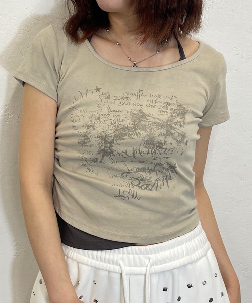 ROGER AND RAW(ロジャーアンドロウ)の「ヴィンテージ風プリント ホルターキャミレイヤード ショートTシャツ(Tシャツ/カットソー・レディース・ブラック/グレー/ホワイト/ベージュ・FREE)」の4枚目の写真
