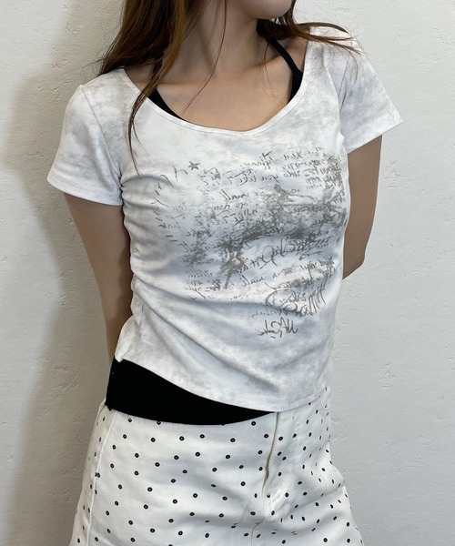ROGER AND RAW(ロジャーアンドロウ)の「ヴィンテージ風プリント ホルターキャミレイヤード ショートTシャツ(Tシャツ/カットソー・レディース・ブラック/グレー/ホワイト/ベージュ・FREE)」の2枚目の写真