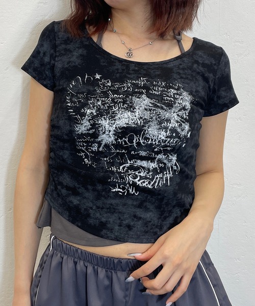 ROGER AND RAW(ロジャーアンドロウ)の「ヴィンテージ風プリント ホルターキャミレイヤード ショートTシャツ(Tシャツ/カットソー・レディース・ブラック/グレー/ホワイト/ベージュ・FREE)」の1枚目の写真