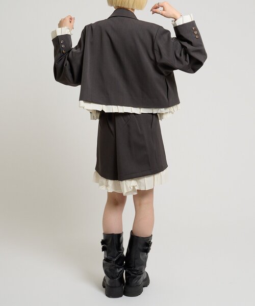 w closet(ダブルクローゼット)の「ショートフリルジャケット(テーラードジャケット・レディース・チャコールグレー/ブラウン・FREE)」の3枚目の写真