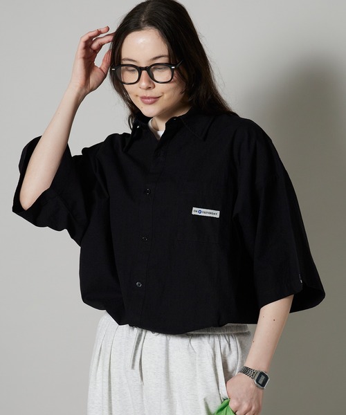OK YESTERDAY（オッケーイエスタデイ）の「OK YESTERDAY / オーケー イエスタデイ ショートスリーブ スタンダードシャツ / SHORT-SLEEVE STANDARD SHIRT 2026年 夏 夏服（シャツ/ブラウス・レディース・ホワイト/ブラック/ブルー/ブラック系その他/ネイビー・L/M）」の2枚目の写真