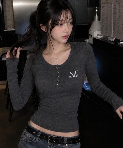 MUCENT(ムセント)の「A'GEM/9 × .kom 『MUCENT/ムセント』 NELLO SNAP BUTTON LONG SLEEVE T/ネロボタンロングスリーブ(Tシャツ/カットソー・レディース・チャコールグレー/グレー/ブラック/ホワイト・FREE)」の3枚目の写真
