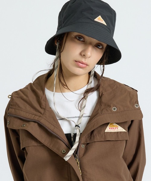 KELTY(ケルティ)の「【KELTY/ケルティー】/ワンポイント 紐付き配色 バケットハット / アドベンチャーハット(ハット・メンズ・ブラック/セージグリーン/チャコールグレー/ベージュ/カーキ/ブラウン・フリー)」の2枚目の写真