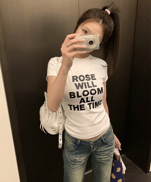 lilful（リルフル）の「【26年春夏新作】レタリングロゴ 半袖Tシャツ（Tシャツ/カットソー・レディース・ホワイト/ブラック・M/S）」の19枚目の写真