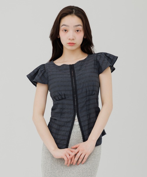 SENEE(セニー)の「front hook ruffle shoulder tops(フロントホックラッフルショルダートップス)(シャツ/ブラウス・レディース・チャコールグレー/アイボリー・FREE)」の16枚目の写真