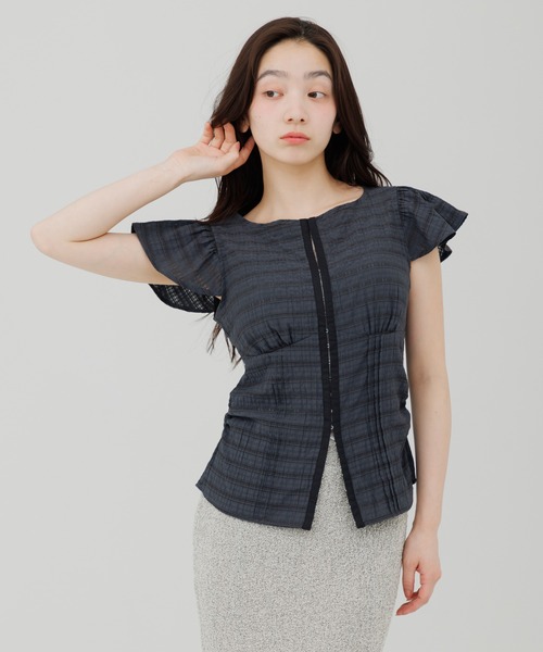 SENEE(セニー)の「front hook ruffle shoulder tops(フロントホックラッフルショルダートップス)(シャツ/ブラウス・レディース・チャコールグレー/アイボリー・FREE)」の17枚目の写真