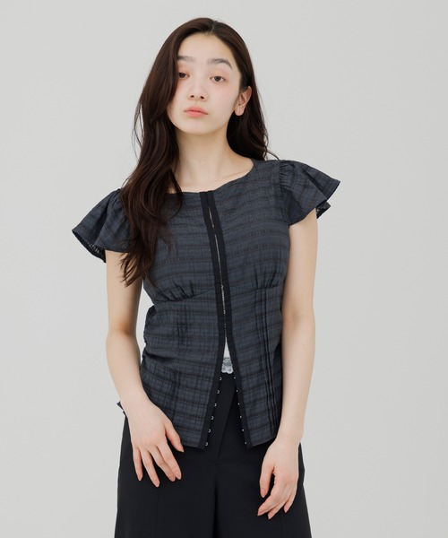 SENEE(セニー)の「front hook ruffle shoulder tops(フロントホックラッフルショルダートップス)(シャツ/ブラウス・レディース・チャコールグレー/アイボリー・FREE)」の11枚目の写真