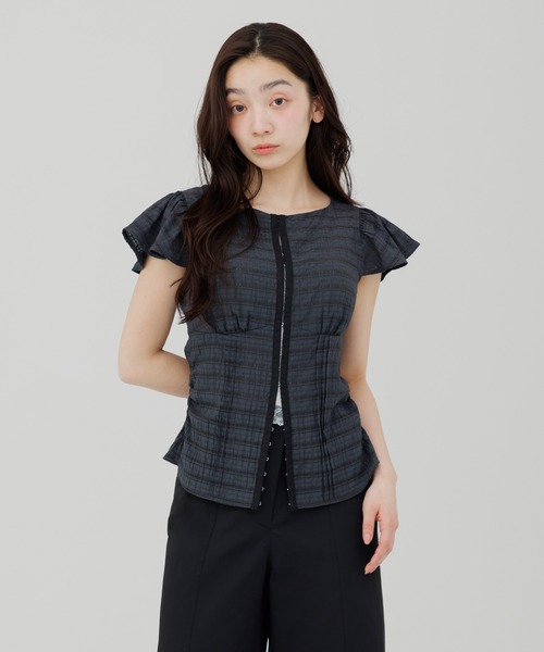 SENEE(セニー)の「front hook ruffle shoulder tops(フロントホックラッフルショルダートップス)(シャツ/ブラウス・レディース・チャコールグレー/アイボリー・FREE)」の9枚目の写真