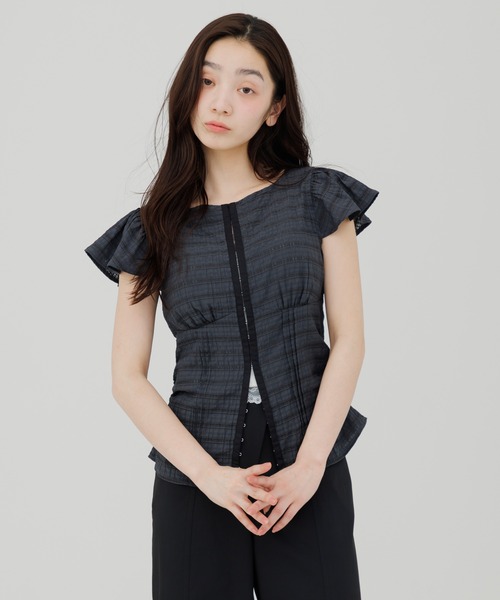 SENEE(セニー)の「front hook ruffle shoulder tops(フロントホックラッフルショルダートップス)(シャツ/ブラウス・レディース・チャコールグレー/アイボリー・FREE)」の10枚目の写真