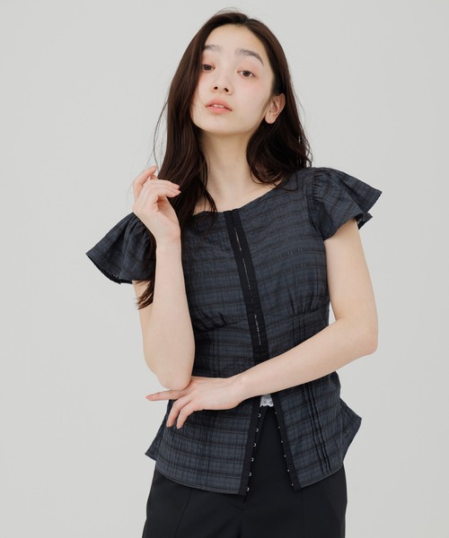 SENEE(セニー)の「front hook ruffle shoulder tops(フロントホックラッフルショルダートップス)(シャツ/ブラウス・レディース・チャコールグレー/アイボリー・FREE)」の12枚目の写真