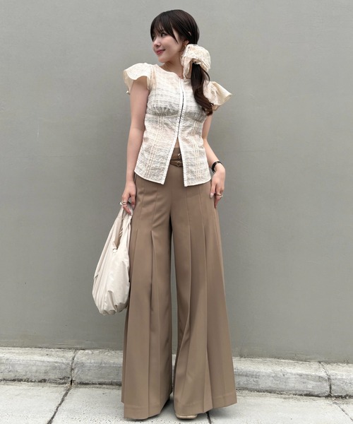 SENEE(セニー)の「front hook ruffle shoulder tops(フロントホックラッフルショルダートップス)(シャツ/ブラウス・レディース・チャコールグレー/アイボリー・FREE)」の3枚目の写真
