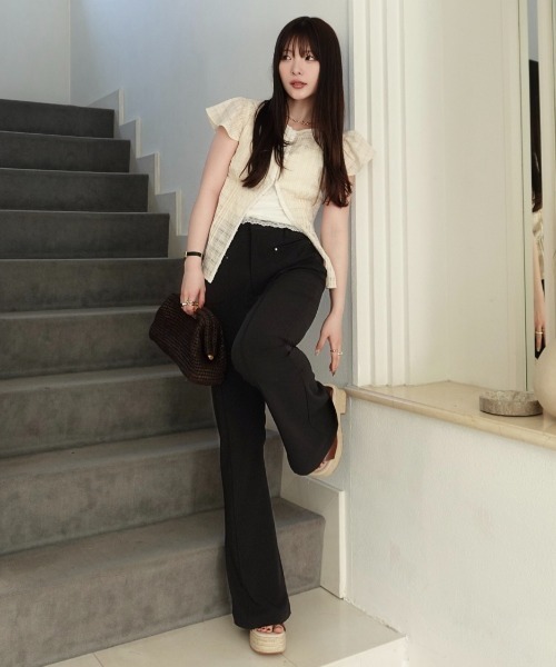 SENEE(セニー)の「front hook ruffle shoulder tops(フロントホックラッフルショルダートップス)(シャツ/ブラウス・レディース・チャコールグレー/アイボリー・FREE)」の6枚目の写真