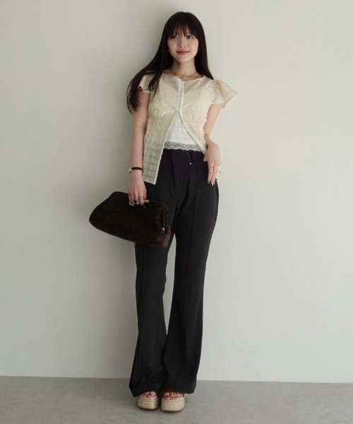 SENEE(セニー)の「front hook ruffle shoulder tops(フロントホックラッフルショルダートップス)(シャツ/ブラウス・レディース・チャコールグレー/アイボリー・FREE)」の7枚目の写真