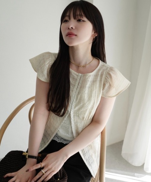 SENEE(セニー)の「front hook ruffle shoulder tops(フロントホックラッフルショルダートップス)(シャツ/ブラウス・レディース・チャコールグレー/アイボリー・FREE)」の4枚目の写真