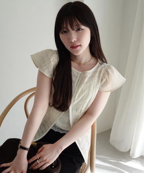 SENEE(セニー)の「front hook ruffle shoulder tops(フロントホックラッフルショルダートップス)(シャツ/ブラウス・レディース・チャコールグレー/アイボリー・FREE)」の5枚目の写真