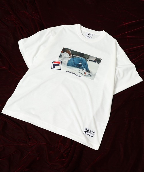 FILA HERITAGE(フィラヘリテージ)の「FILA HERITAGE 2PAC PHOTO TEE オーバーサイズTシャツ 半袖(Tシャツ/カットソー・メンズ・ホワイト系1/ホワイト/ネイビー/ブラック/ホワイト系/ネイビー系・XL/L/M)」の1枚目の写真