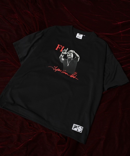 FILA HERITAGE(フィラヘリテージ)の「FILA HERITAGE 2PAC PHOTO TEE オーバーサイズTシャツ 半袖(Tシャツ/カットソー・メンズ・ホワイト系1/ホワイト/ネイビー/ブラック/ホワイト系/ネイビー系・XL/L/M)」の4枚目の写真