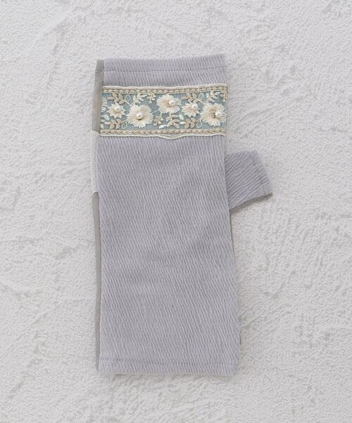 one'sterrace(ワンズテラス)の「【ワンズテラスオリジナル】シャーリング 刺繍リボン 指無(手袋・レディース・ライトグレー系8/ベージュ系8・00)」の1枚目の写真