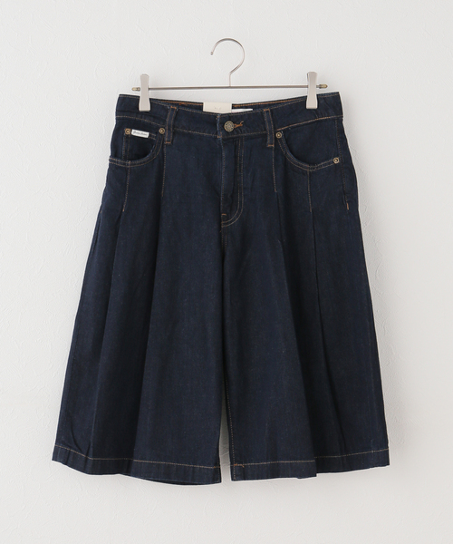 GUESS JEANS(ゲスジーンズ)の「GUESS JEANS / ゲス ジーンズ CLASSIC PLEATED BERMUDA PANT(その他パンツ・レディース・ブラック・25/24)」の1枚目の写真