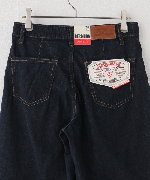 GUESS JEANS(ゲスジーンズ)の「GUESS JEANS / ゲス ジーンズ CLASSIC PLEATED BERMUDA PANT(その他パンツ・レディース・ブラック・25/24)」の3枚目の写真