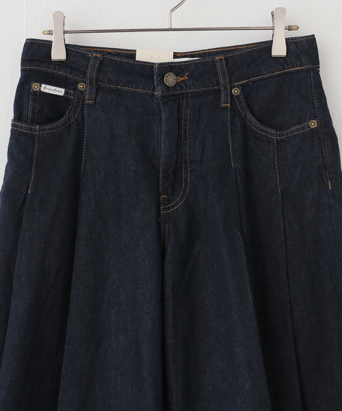 GUESS JEANS(ゲスジーンズ)の「GUESS JEANS / ゲス ジーンズ CLASSIC PLEATED BERMUDA PANT(その他パンツ・レディース・ブラック・25/24)」の4枚目の写真