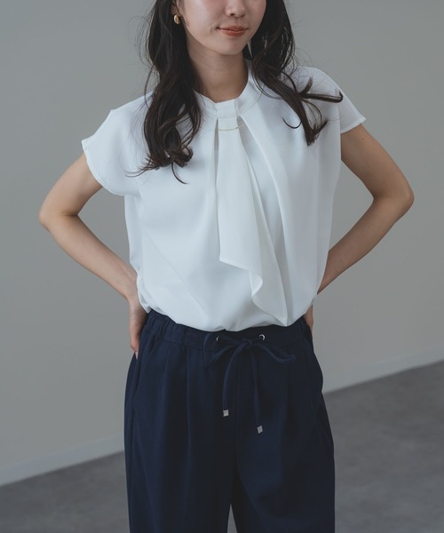 ANNA LUNA（アンナルナ）の「【ANNA LUNA】オフィスカジュアル にも◎ 上品に華やぐ 大人の 半袖 ボウタイ ブラウス（シャツ/ブラウス・レディース・ストライプ/ベージュ/オフホワイト・MEDIUM/SMALL/X-LARGE/LARGE）」の6枚目の写真