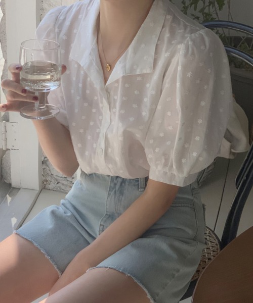 mielu(ミエル)の「フラワーシアーパフ袖ブラウス(シャツ/ブラウス・レディース・ホワイト・LARGE/MEDIUM)」の3枚目の写真