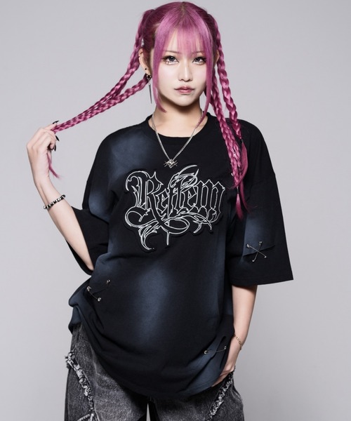 REFLEM（レフレム）の「『REFLEM/レフレム』顔料加工ダメージTシャツ/ハーフスリーブカットソー（Tシャツ/カットソー・レディース・ブラック×ホワイト/ブラック×レッド/グレー・FREE）」の2枚目の写真