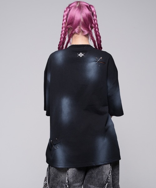 REFLEM（レフレム）の「『REFLEM/レフレム』顔料加工ダメージTシャツ/ハーフスリーブカットソー（Tシャツ/カットソー・レディース・ブラック×ホワイト/ブラック×レッド/グレー・FREE）」の5枚目の写真