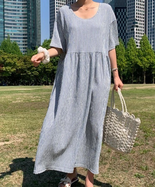 AMAJI(アマジ)の「ラウンドネック ストライプ 半袖 ギャザー切替 ロングワンピース(ワンピース・レディース・ネイビー/ブラック・FREE)」の6枚目の写真