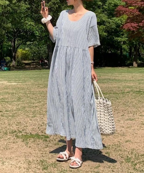 AMAJI(アマジ)の「ラウンドネック ストライプ 半袖 ギャザー切替 ロングワンピース(ワンピース・レディース・ネイビー/ブラック・FREE)」の3枚目の写真