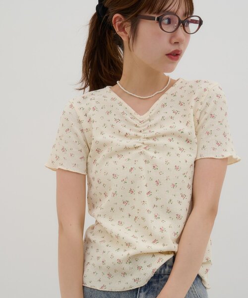 DISCOAT(ディスコート)の「【umm.】胸ギャザー花柄ワッフル半袖トップス(Tシャツ/カットソー・レディース・アイボリー/グレー・FREE)」の2枚目の写真