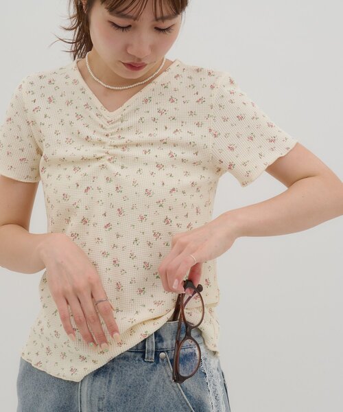 DISCOAT(ディスコート)の「【umm.】胸ギャザー花柄ワッフル半袖トップス(Tシャツ/カットソー・レディース・アイボリー/グレー・FREE)」の10枚目の写真