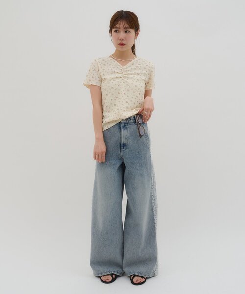 DISCOAT(ディスコート)の「【umm.】胸ギャザー花柄ワッフル半袖トップス(Tシャツ/カットソー・レディース・アイボリー/グレー・FREE)」の11枚目の写真