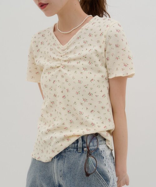 DISCOAT(ディスコート)の「【umm.】胸ギャザー花柄ワッフル半袖トップス(Tシャツ/カットソー・レディース・アイボリー/グレー・FREE)」の13枚目の写真