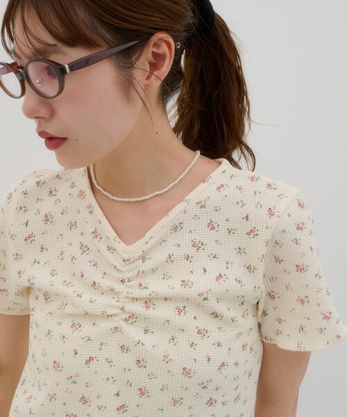 DISCOAT(ディスコート)の「【umm.】胸ギャザー花柄ワッフル半袖トップス(Tシャツ/カットソー・レディース・アイボリー/グレー・FREE)」の14枚目の写真