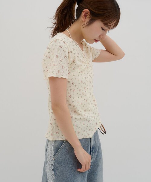 DISCOAT(ディスコート)の「【umm.】胸ギャザー花柄ワッフル半袖トップス(Tシャツ/カットソー・レディース・アイボリー/グレー・FREE)」の15枚目の写真