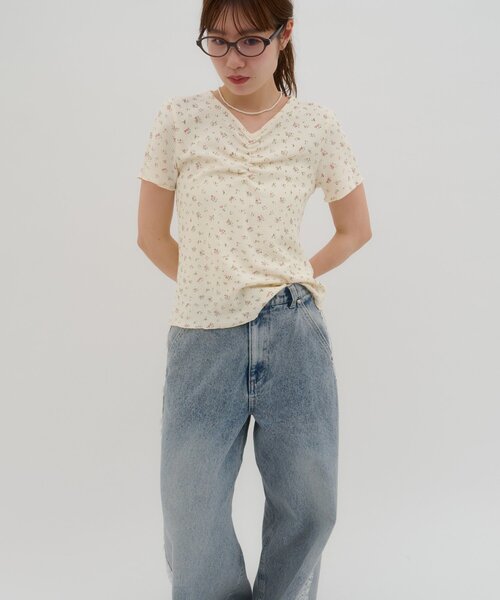 DISCOAT(ディスコート)の「【umm.】胸ギャザー花柄ワッフル半袖トップス(Tシャツ/カットソー・レディース・アイボリー/グレー・FREE)」の16枚目の写真
