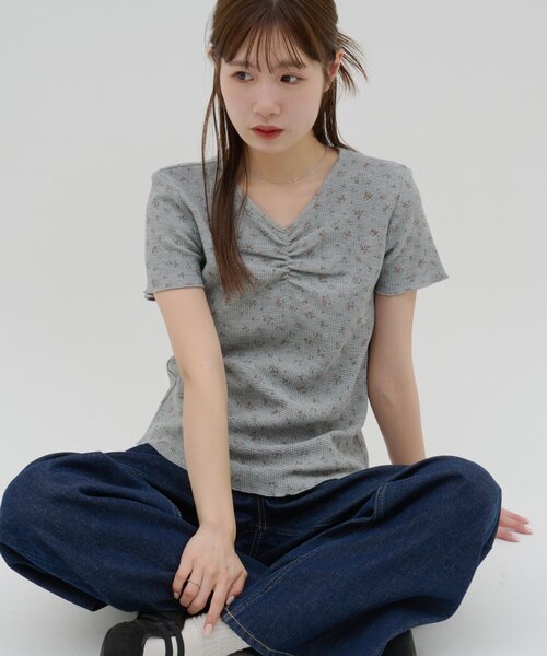 DISCOAT(ディスコート)の「【umm.】胸ギャザー花柄ワッフル半袖トップス(Tシャツ/カットソー・レディース・アイボリー/グレー・FREE)」の19枚目の写真