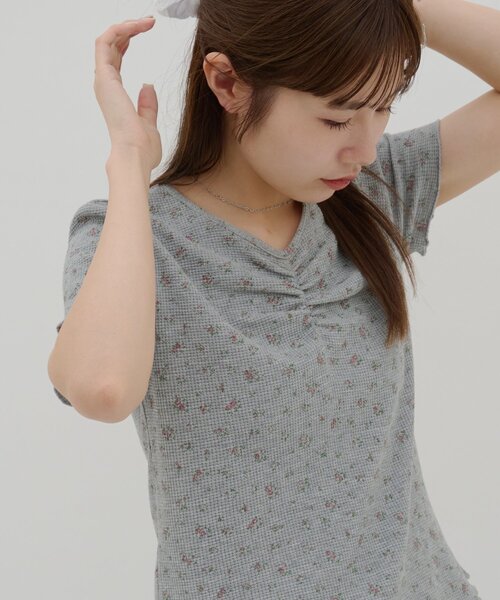 DISCOAT(ディスコート)の「【umm.】胸ギャザー花柄ワッフル半袖トップス(Tシャツ/カットソー・レディース・アイボリー/グレー・FREE)」の21枚目の写真