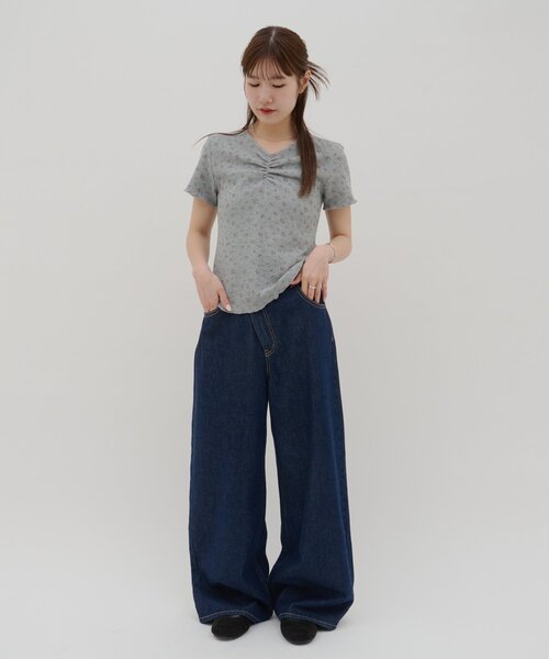 DISCOAT(ディスコート)の「【umm.】胸ギャザー花柄ワッフル半袖トップス(Tシャツ/カットソー・レディース・アイボリー/グレー・FREE)」の3枚目の写真