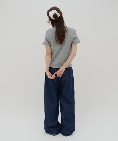 DISCOAT(ディスコート)の「【umm.】胸ギャザー花柄ワッフル半袖トップス(Tシャツ/カットソー・レディース・アイボリー/グレー・FREE)」の4枚目の写真