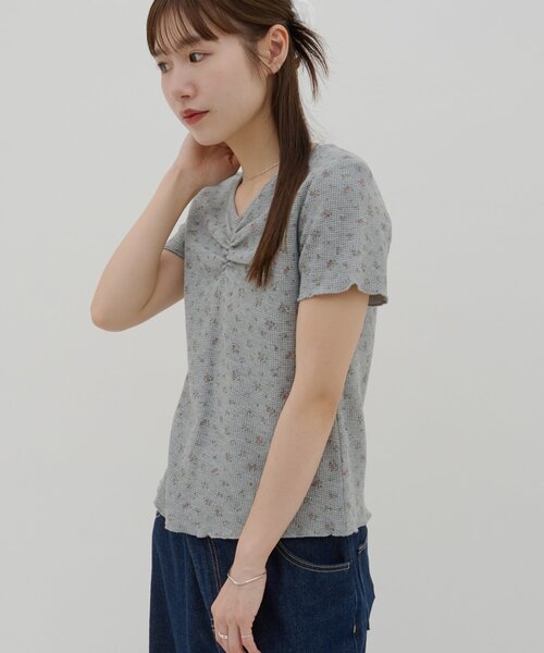 DISCOAT(ディスコート)の「【umm.】胸ギャザー花柄ワッフル半袖トップス(Tシャツ/カットソー・レディース・アイボリー/グレー・FREE)」の5枚目の写真