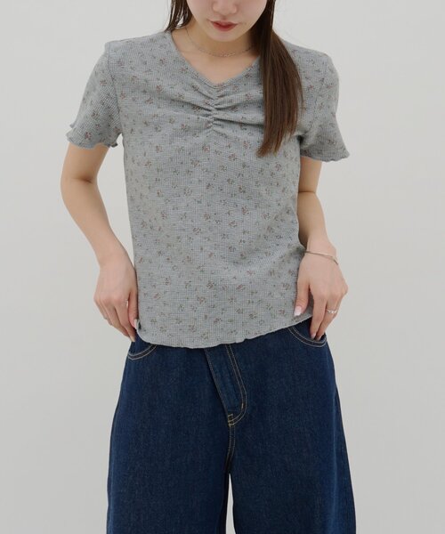 DISCOAT(ディスコート)の「【umm.】胸ギャザー花柄ワッフル半袖トップス(Tシャツ/カットソー・レディース・アイボリー/グレー・FREE)」の6枚目の写真