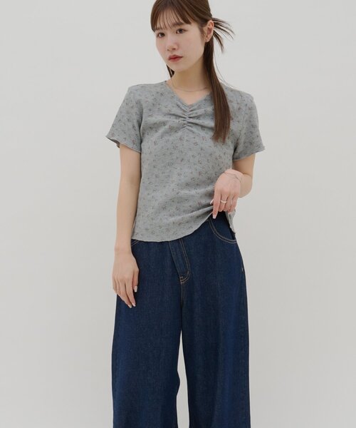 DISCOAT(ディスコート)の「【umm.】胸ギャザー花柄ワッフル半袖トップス(Tシャツ/カットソー・レディース・アイボリー/グレー・FREE)」の7枚目の写真