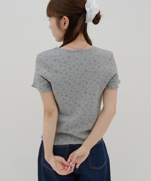 DISCOAT(ディスコート)の「【umm.】胸ギャザー花柄ワッフル半袖トップス(Tシャツ/カットソー・レディース・アイボリー/グレー・FREE)」の8枚目の写真
